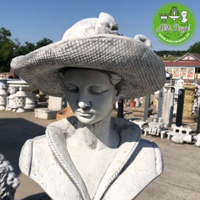 Nő kalapban mellszobor