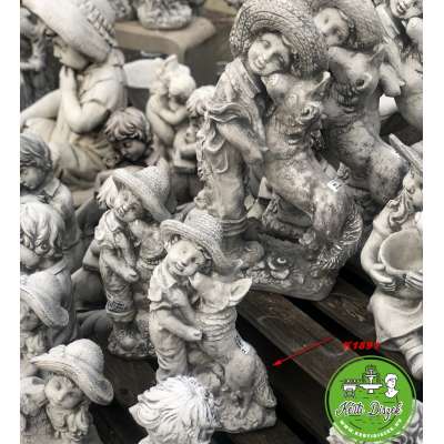 Kisfiú kutyussal kerti szobor