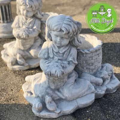 kislány virágtartó szobor