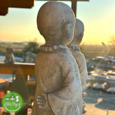 Szerzetes fiú szobor