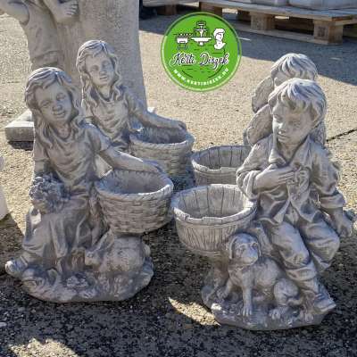 Fiú szobor virágtartóval
