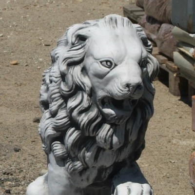Ülő oroszlán szobor balos