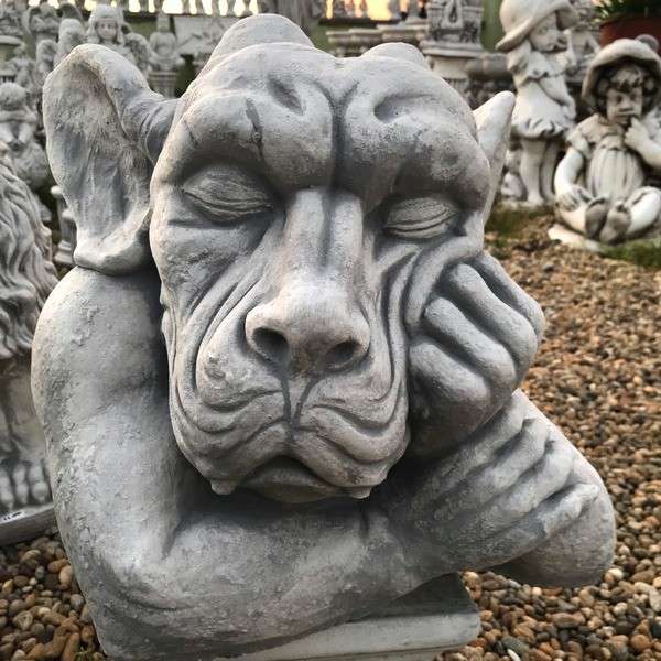 Troll szobor unatkozó