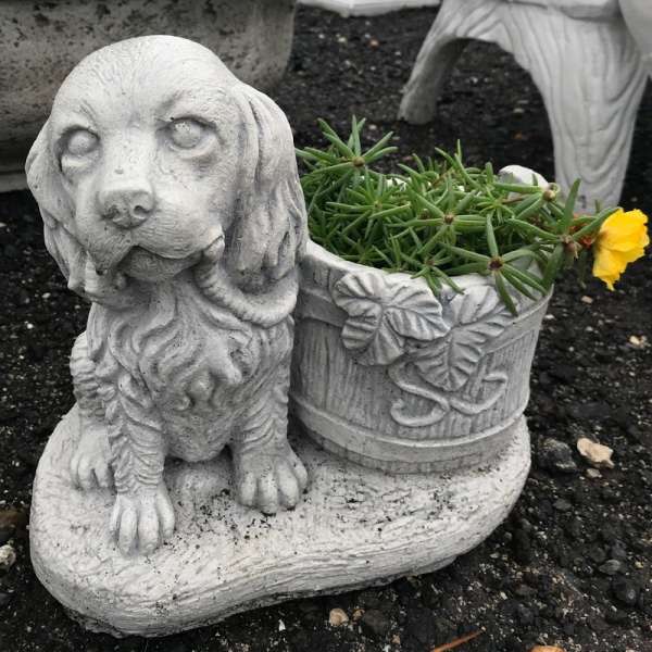 Kis kutya szobor virágtartóval