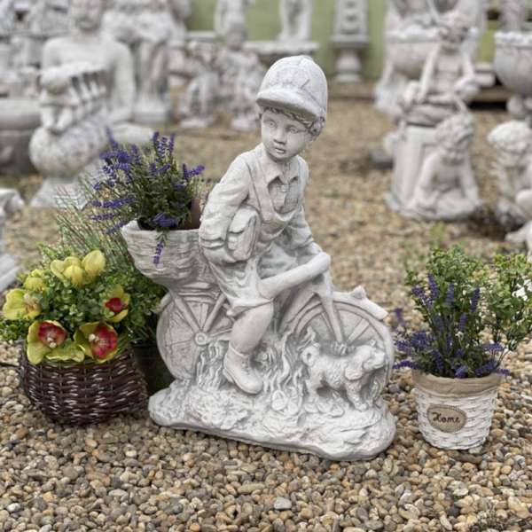 Ajándék szobor biciklis fiú