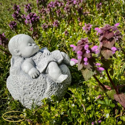 Kelbimbós baba szobor