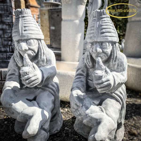 Pipázó öreg ajándék szobor