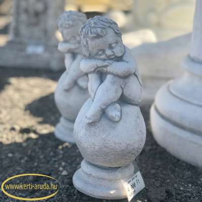 Kis szobor gömbös angyal