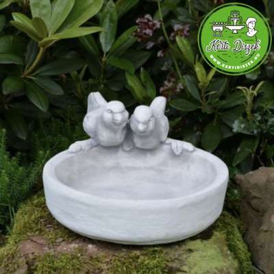 Madáritató kőből