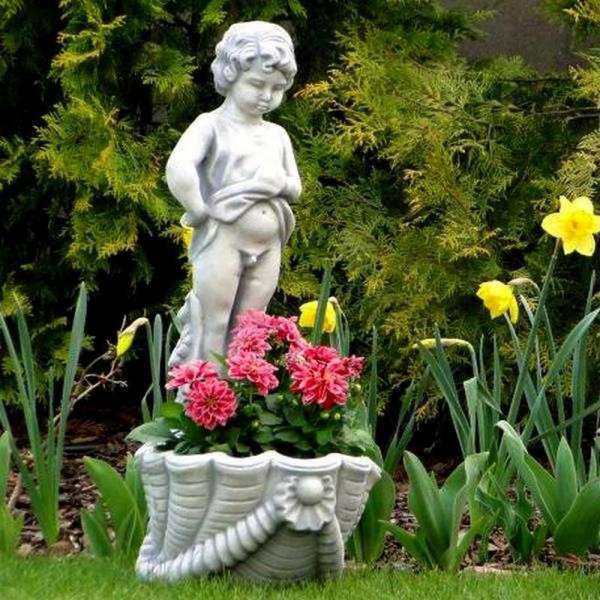 Különleges virágtartó fiú